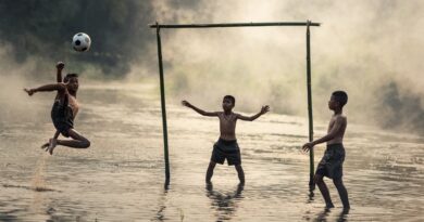 mostrar crianças praticando futebol