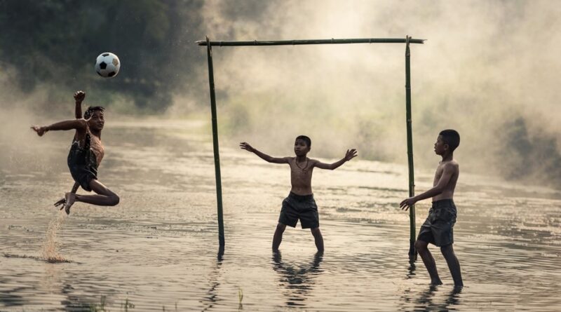 mostrar crianças praticando futebol