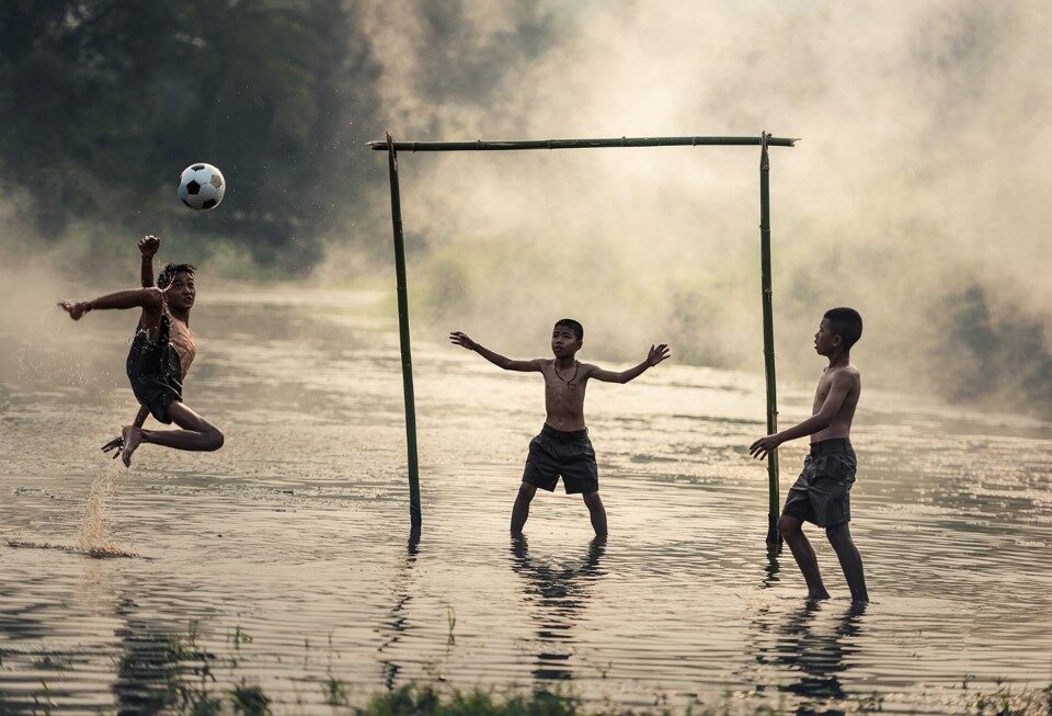 mostrar crianças praticando futebol